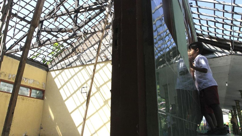FOTO: Gelisah Siswa Daerah Belajar di Sekolah Rusak Parah